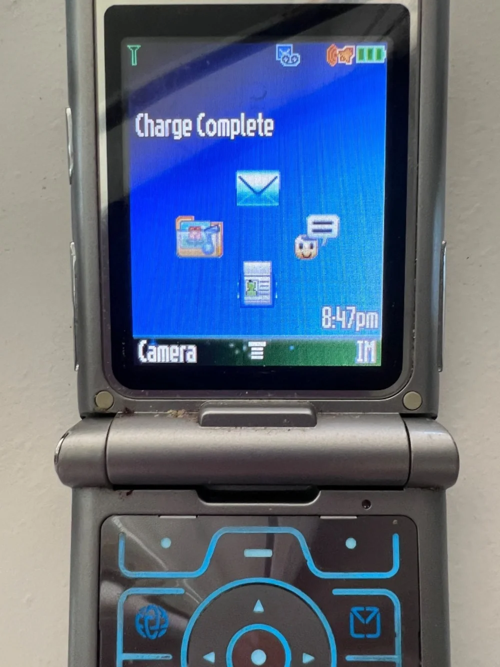 3 Vintage Motorola flip phones... with chargers.